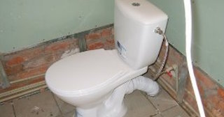 Установка приставного унитаза в Камне-на-Оби - монтаж и подключение, СантехДомКно от 5251 рублей