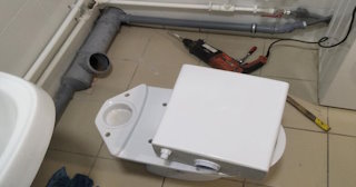 Установка напольного унитаза в Камне-на-Оби: монтаж под ключ от СантехДомКно от 5251 рублей.