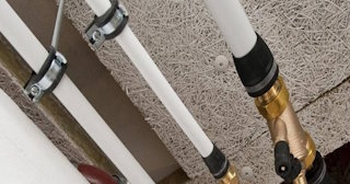 Замена труб водоснабжения в квартире: цена от 2101 руб. - СантехДомКно